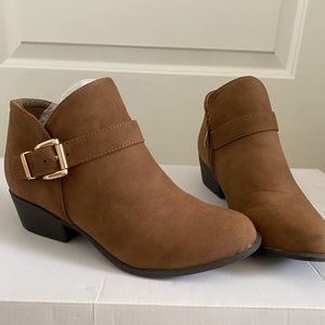 TOP Moda Brown Suede Ankle Boots